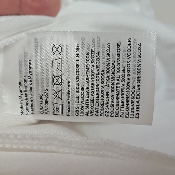 H&M Plunge & Deep V-neck & Back Lined Sleeveless Blouse EUC Off-white Cream, Lg - Picture 7 of 8